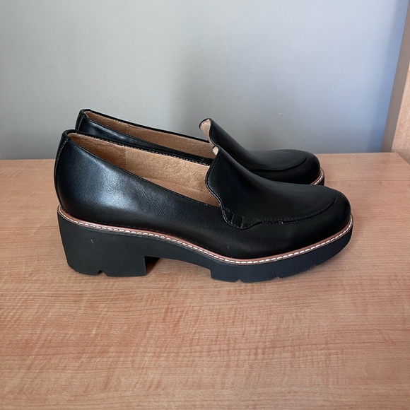 Naturalizer Leather Cabaret Loafers. Never Worn. Size 8.5 - Picture 4 of 7